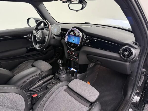 Photo 17 of 20 of WMW21DH0902P84441 MINI 3-deurs 1.5 One Business Edition FaceLift