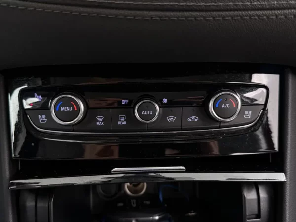 Photo 18 of 27 of W0VZ4DGZ8M6831889 Opel Grandland X 1.6 Turbo Hybrid Ultimate