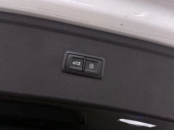 Photo 21 of 29 of WAUZZZFY9K2102559 Audi Q5 55 TFSI e Quattro Competition