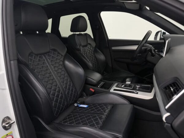 Photo 27 of 29 of WAUZZZFY9K2102559 Audi Q5 55 TFSI e Quattro Competition