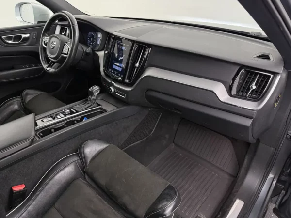 Photo 28 of 33 of YV1UZ68BCJ1017850 Volvo XC60 2.0 D5 AWD R-Design Polestar Engineered PANO