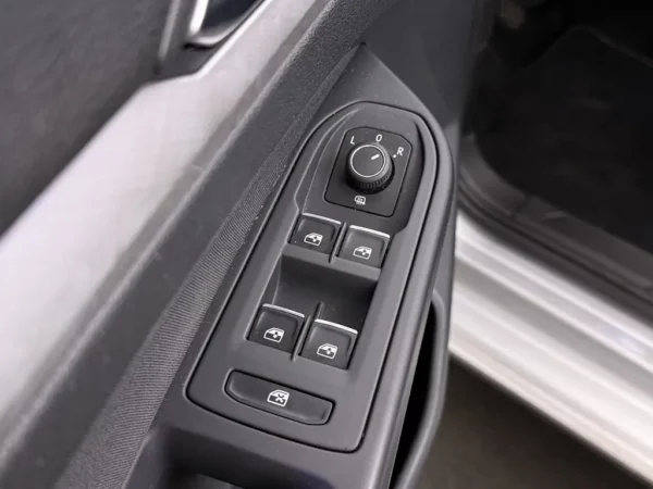 Photo 7 of 23 of WVWZZZCDZMW510352 Volkswagen Golf Variant 1.0 TSI Life LED