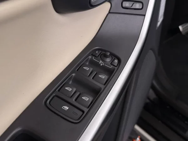 Photo 7 of 29 of YV1DZ7046A2097532 Volvo XC60 2.4 D5 AWD R-Design