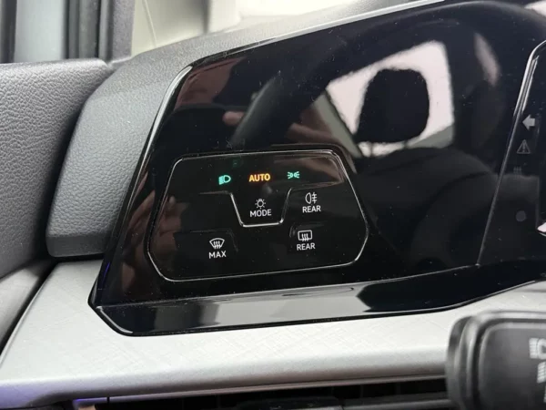 Photo 9 of 23 of WVWZZZCDZMW510352 Volkswagen Golf Variant 1.0 TSI Life LED