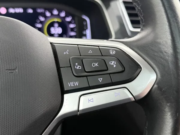 Photo 11 of 26 of WVGZZZ5NZMW056491 Volkswagen Tiguan 1.5 TSI AUT. Elegance