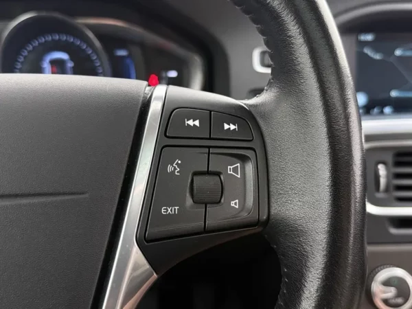Photo 13 of 26 of YV1GWDCH0G1312022 Volvo V60 2.4 D6 Twin Engine R-Design Pano
