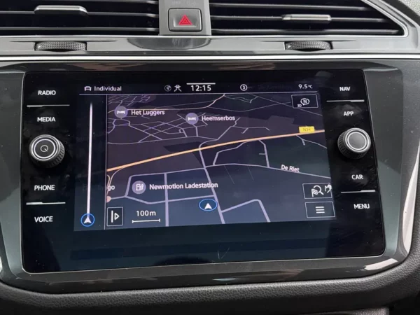 Photo 14 of 26 of WVGZZZ5NZMW056491 Volkswagen Tiguan 1.5 TSI AUT. Elegance