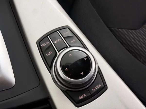 Photo 16 of 22 of WBA8E31090A381682 BMW 3 Serie 318i AUT. Executive