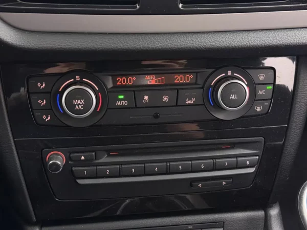 Photo 16 of 23 of WBAVL91080VT84125 BMW X1 sDrive20i Aut Limited Series