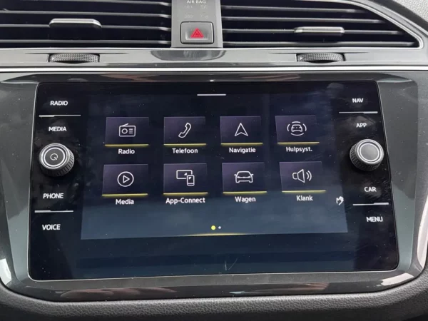 Photo 16 of 26 of WVGZZZ5NZMW056491 Volkswagen Tiguan 1.5 TSI AUT. Elegance