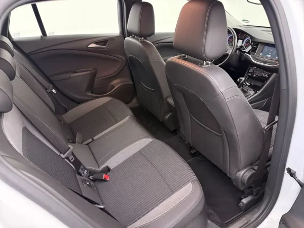 Photo 17 of 22 of W0VBE8ES6M8011861 Opel Astra Sports Tourer 1.2 Business Elegance LED