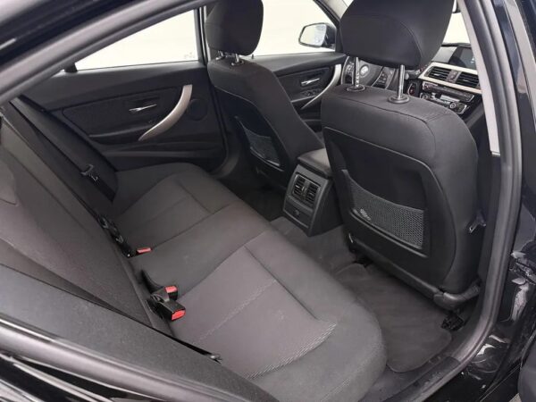 Photo 18 of 22 of WBA8E31090A381682 BMW 3 Serie 318i AUT. Executive