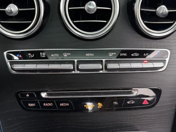 Photo 18 of 29 of WDC2539461F205582 Mercedes-Benz GLC 250 4MATIC Prestige Pano