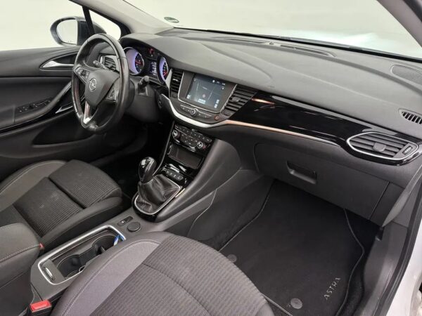 Photo 19 of 22 of W0VBE8ES6M8011861 Opel Astra Sports Tourer 1.2 Business Elegance LED