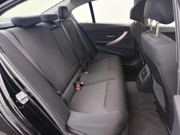 Photo 19 of 22 of WBA8E31090A381682 BMW 3 Serie 318i AUT. Executive
