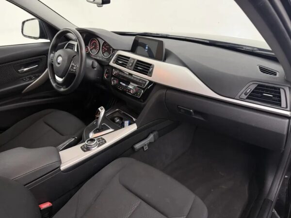 Photo 20 of 22 of WBA8E31090A381682 BMW 3 Serie 318i AUT. Executive