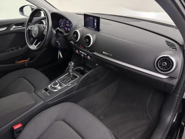Photo 20 of 23 of WAUZZZ8V6HA103301 Audi A3 Sportback 1.4 TFSI AUT. CoD Sport S Line Edition