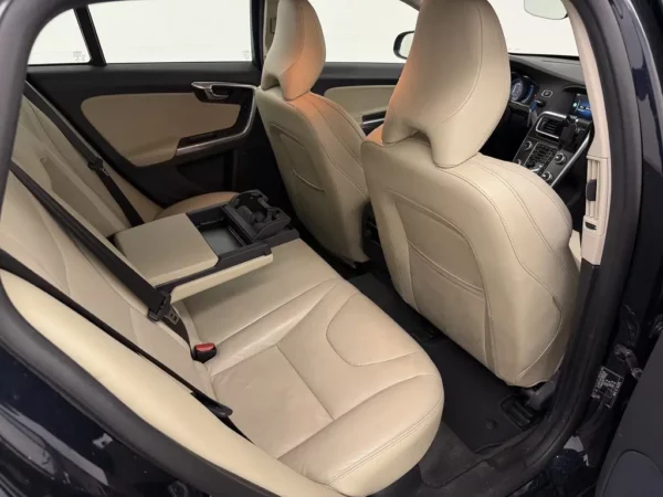 Photo 20 of 26 of YV1GWDCH0G1312022 Volvo V60 2.4 D6 Twin Engine R-Design Pano