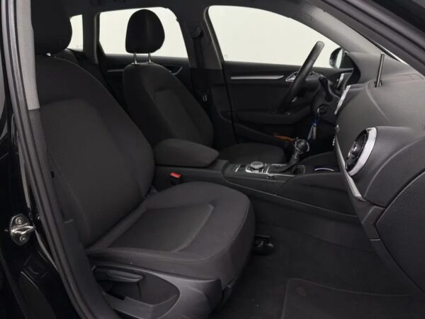 Photo 21 of 23 of WAUZZZ8V6HA103301 Audi A3 Sportback 1.4 TFSI AUT. CoD Sport S Line Edition