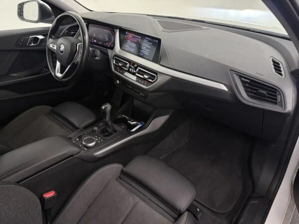 Photo 21 of 23 of WBA7K110707L48802 BMW 1-serie 116i Business Edition