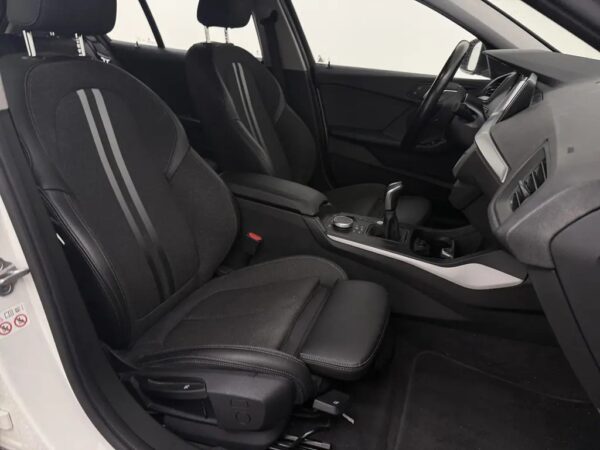 Photo 22 of 23 of WBA7K110707L48802 BMW 1-serie 116i Business Edition