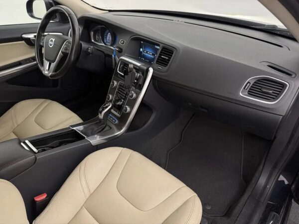 Photo 22 of 26 of YV1GWDCH0G1312022 Volvo V60 2.4 D6 Twin Engine R-Design Pano