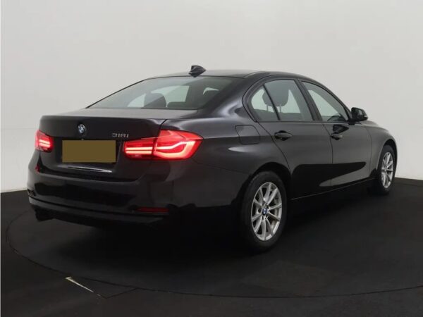 Photo 3 of 22 of WBA8E31090A381682 BMW 3 Serie 318i AUT. Executive