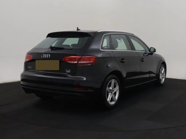 Photo 3 of 23 of WAUZZZ8V6HA103301 Audi A3 Sportback 1.4 TFSI AUT. CoD Sport S Line Edition