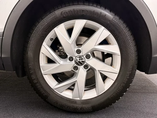Photo 6 of 26 of WVGZZZ5NZMW056491 Volkswagen Tiguan 1.5 TSI AUT. Elegance