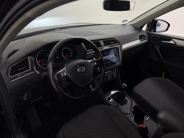 Photo 7 of 23 of WVGZZZ5NZJW329993 Volkswagen Tiguan 1.4 TSI Comfortline Business