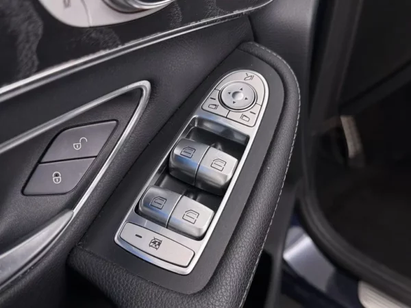 Photo 7 of 29 of WDC2539461F205582 Mercedes-Benz GLC 250 4MATIC Prestige Pano