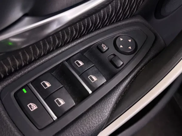 Photo 8 of 22 of WBA8E31090A381682 BMW 3 Serie 318i AUT. Executive