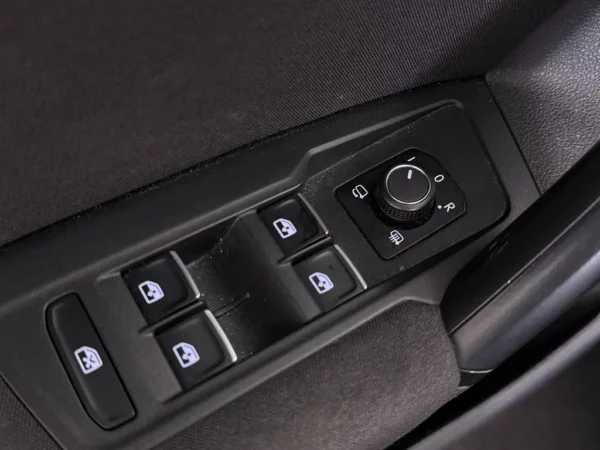 Photo 8 of 23 of WVGZZZ5NZJW329993 Volkswagen Tiguan 1.4 TSI Comfortline Business