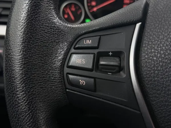 Photo 9 of 22 of WBA8E31090A381682 BMW 3 Serie 318i AUT. Executive