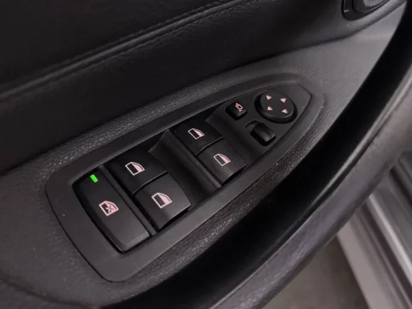 Photo 9 of 25 of WBAHT710405J50291 BMW X1 sDrive18d Aut. High Executive HUD