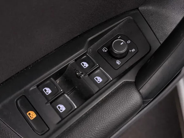 Photo 9 of 26 of WVGZZZ5NZMW056491 Volkswagen Tiguan 1.5 TSI AUT. Elegance