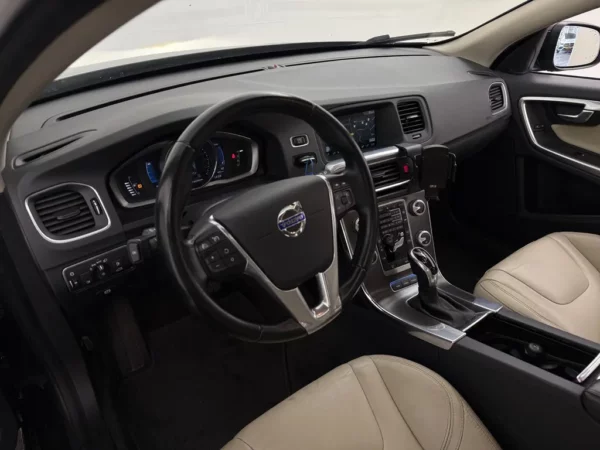 Photo 9 of 26 of YV1GWDCH0G1312022 Volvo V60 2.4 D6 Twin Engine R-Design Pano